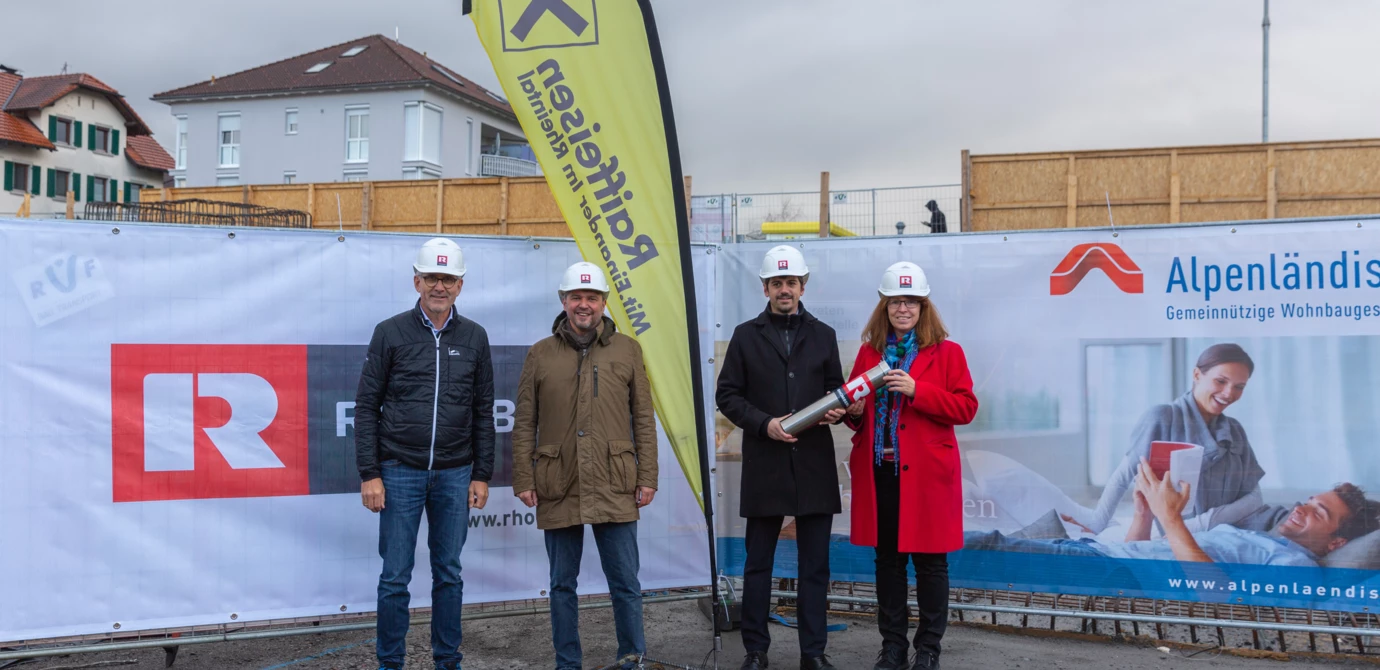 Die BU lautet: Legten den Grundstein für das Rheindorf Lustenau (v. l. n. r.): Martin Summer, Rhomberg Bau, Kurt Fischer, Bürgermeister Lustenau, Lukas Hopfner, Raiffeisenbank Im Rheintal, und Alexandra Schalegg, Alpenländische Gemeinnützige WohnbauGmbH. Die BU lautet: Legten den Grundstein für das Rheindorf Lustenau (v. l. n. r.): Martin Summer, Rhomberg Bau, Kurt Fischer, Bürgermeister Lustenau, Lukas Hopfner, Raiffeisenbank Im Rheintal, und Alexandra Schalegg, Alpenländische Gemeinnützige WohnbauGmbH.
